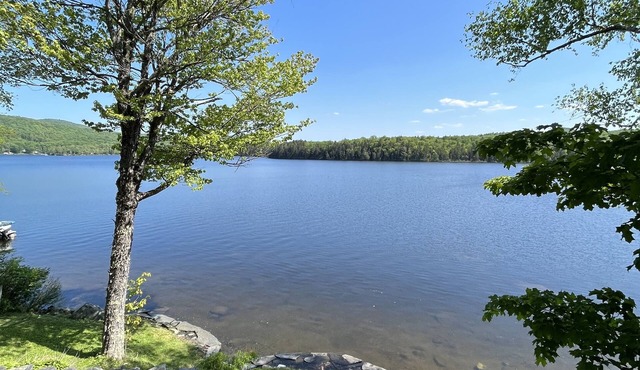 Relaxing waterfront cabin getaway in the Groton State Forest