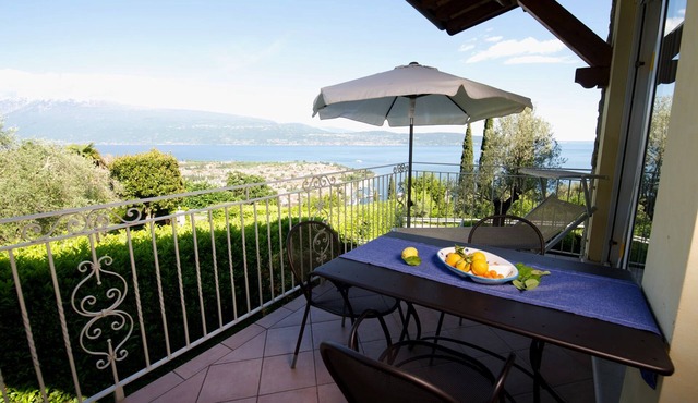 Residence Limoni del Rustichel: Apartment N.12 with lake view, underground parking and pool.