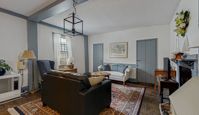 Riverfront condo w/deck overlooking the water - steps to dining & shopping