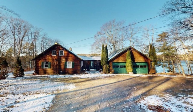 Riverfront retreat with a furnished deck, washer/dryer & fast WiFi