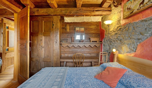 Room 'Camoscio' – Space and Comfort with Balcony and Alpine Views