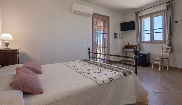 Room 'Giusti - 5 Sughera' with Shared Garden, Wi-Fi and Air Conditioning