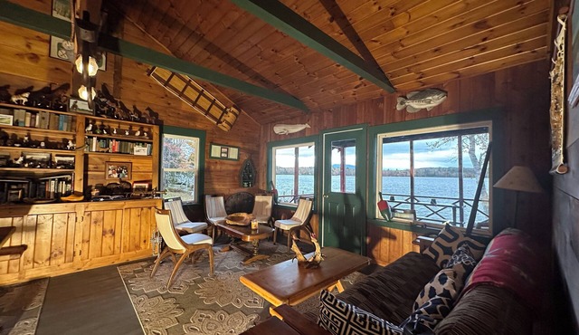 Rustic lakefront cottage with dock and kayaks. Family friendly!