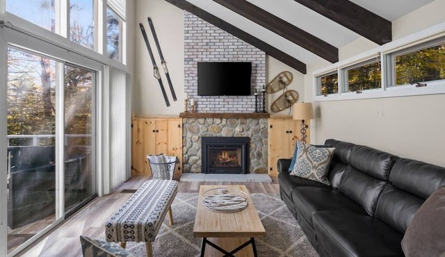 Rustic Modern Ski Home-Close to MtSnow w/Fireplace in Wilmington