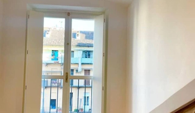 🌟 Savoy Nest - Renovated Studio Attic Room in the Heart of the City