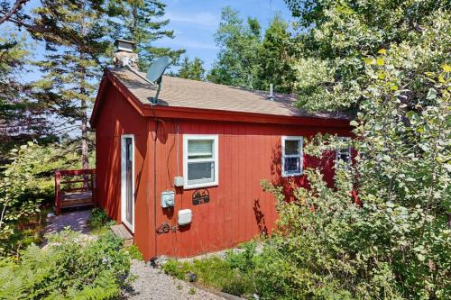 Secluded Sunset Point mountain top cabin, wifi, Dish TV, firepit