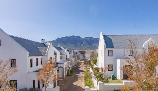 Secure Golf Course Estate Lodge Living with a Winery, Restaurants, Views