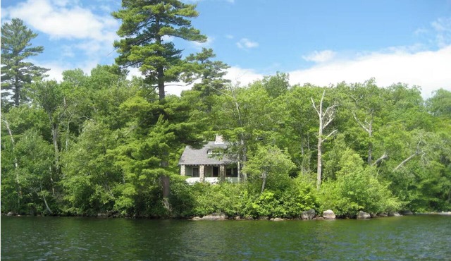 Serene 5 bedroom cottage on Kezar Lake in Lovell perfect for family getaways.