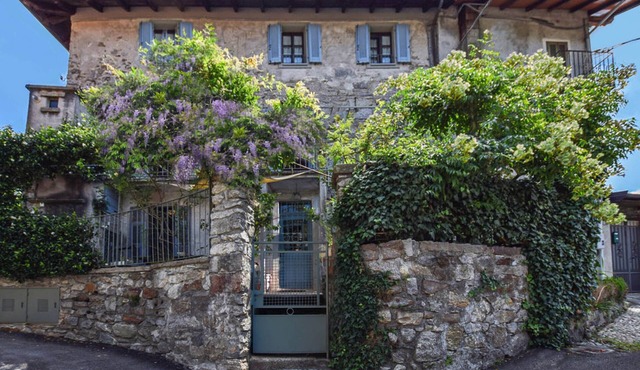 Seventeenth-century house on 2 floors, with Turkish bath and courtyards, 1km from Lake Orta.
