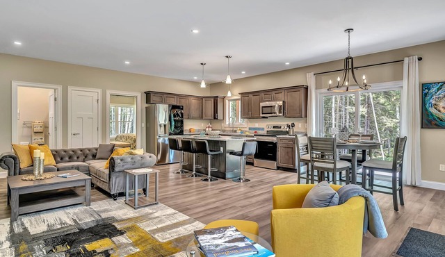 Shipbuilder’s Retreat sleeps 6, 5 minutes to Harbor