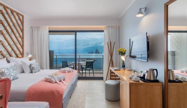 Single Unit | Free Breakfast | Heated Pool Access | Near Beach
