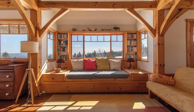 Skyview mountain cabin: comfortable interior, amazing views