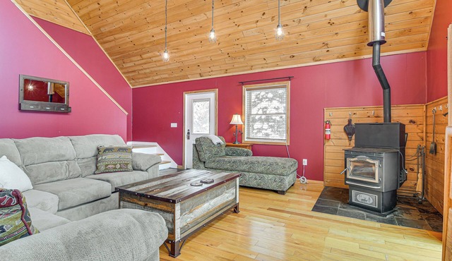 Snowmobiling On-Site: Secluded Vermont Getaway