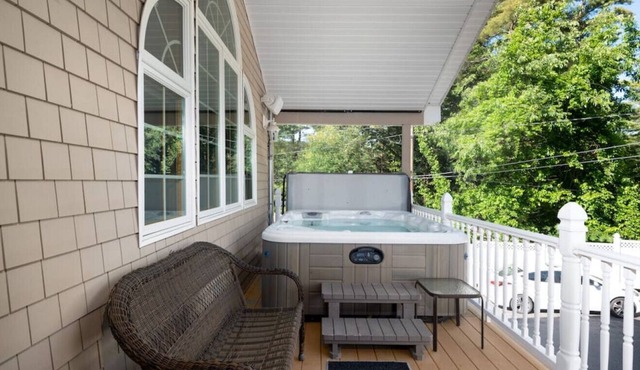 SPACIOUS 4 BD | SLEEPS 10 | HOT TUB | OUTSIDE AREA