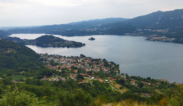 Spacious accommodation a stone's throw from Lake Orta