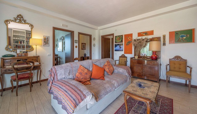 Spacious apartment with all amenities within walking distance of Castiglione del Lago.