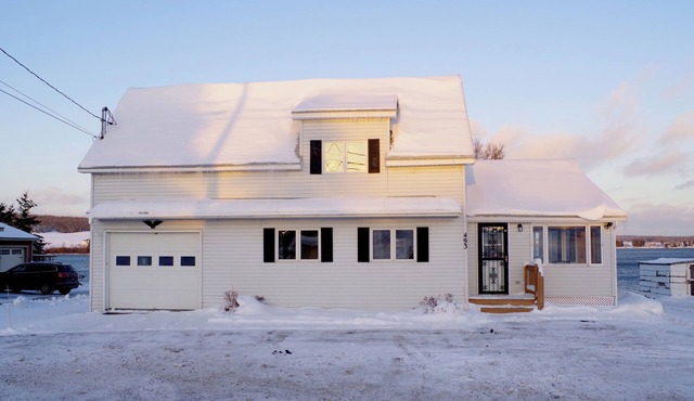 Spacious Lakeside house on Long Lake Saint Agatha!