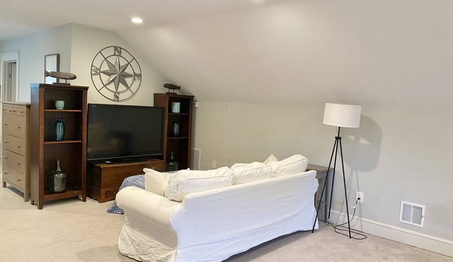 Spacious private 3rd floor studio suite with private ensuite bathroom