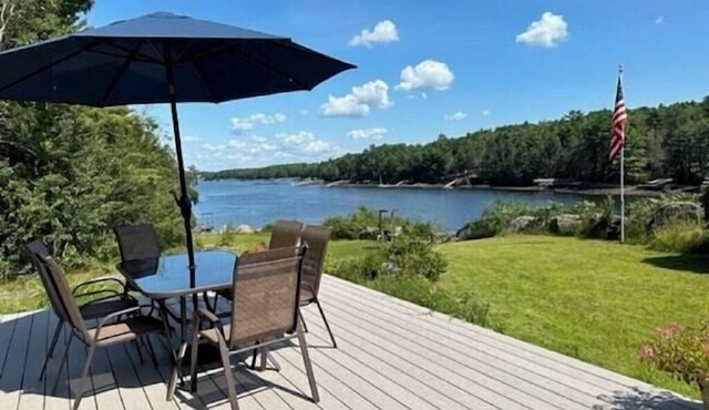 Spectacular sunrises,cozy vintage home on the water in Wiscasset, ME-Adults only
