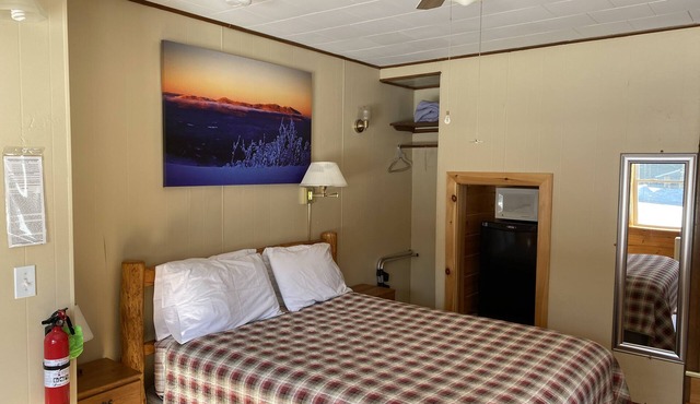 Standard queen bed room sleeps 2