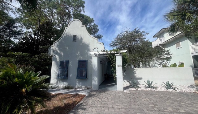 Steps to 30As Longest Public Beach,Private Pool,& Courtyard in Tropical Gardens
