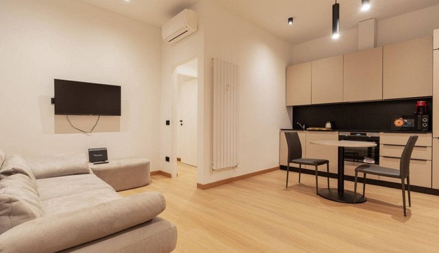 Stylish 48m2 apartment, able to accommodate up to 2 people, located in the basement (steps to access).The property is located in the Casoretto district, just a 7-minute walk from the M2 Udine metro stop, in a residential area equipped with all comforts.
