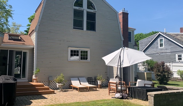 "The Hampton", Modern Coastal Charm. 3BR, 5-minute drive to the beach.