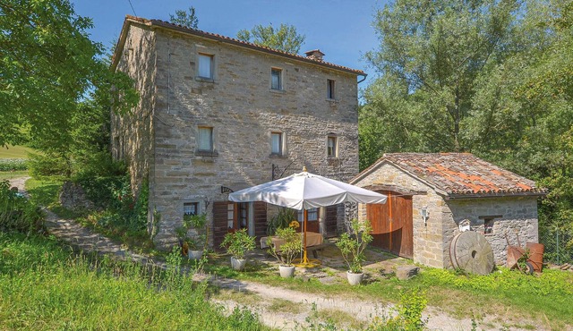 This former mill is now a cozy vacation home, ideal for guests who seek proximity to nature.
