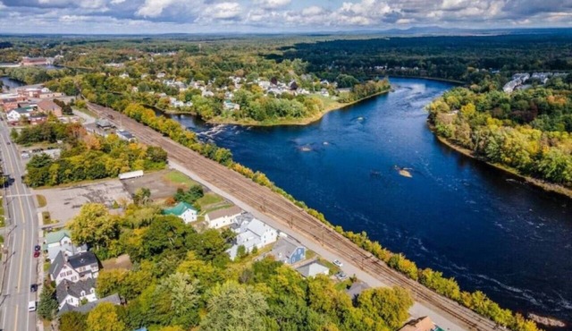 Tranquil Waterside Haven: 4BD Retreat near Bangor