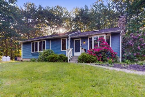 Tree-lined home with screened porch & perfect Midcoast location