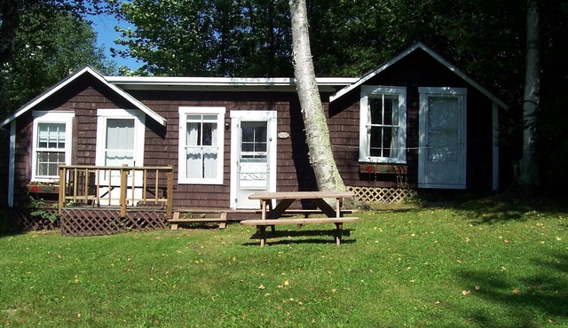 TWIN Cottage - Cozy cottage with generous deck and beautiful lake view.