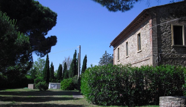 Two-room apartment in a country house with park and swimming pool, near the sea.