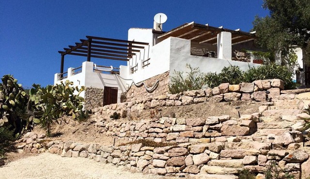Typical St. Peter's cottage with views of countryside and sea in "Guardia Mori"