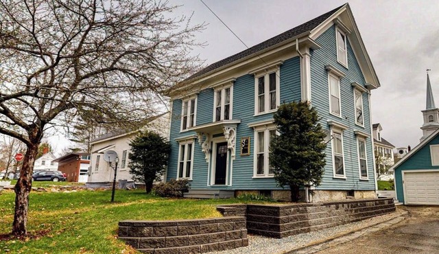 Upper Corbel - Charming upstairs duplex with fast WiFi, partial AC, & walkable location