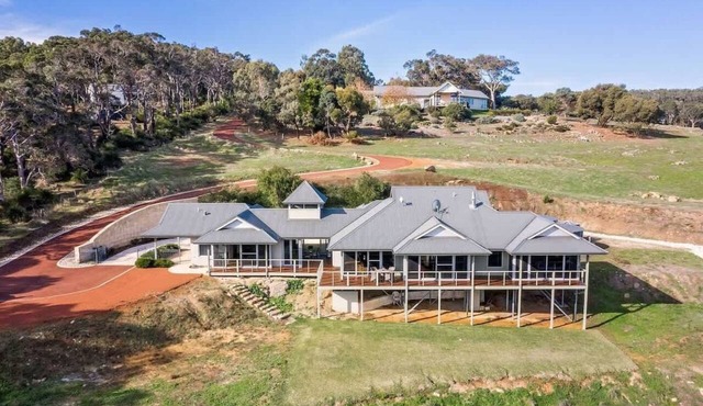 Valley Views—Elevated Hilltop Escape near Beaches