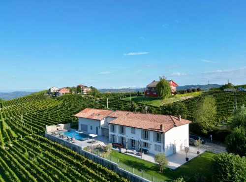 Villa Elegante Esclusiva fra le Vigne Piemontesi con Piscina Riscaldata