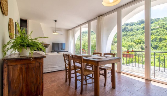 Villa Elighe. Apartment surrounded by greenery