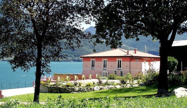 Villa Guerina: An elegant and welcoming two-story villa located right on the Como Lake, with Free WI-FI.