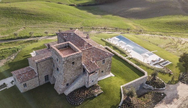 Villa in Radicondoli with 10 bedrooms sleeps 22