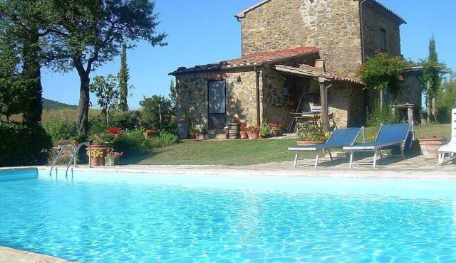 Villa Lavanda B: A welcoming two-story apartment that is part of a villa surrounded by the greenery.