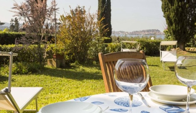 Villa Lilla immersed in the greenery, overlooking the sea, a few steps from the beach