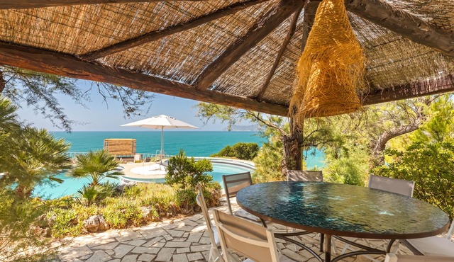 Villa Storica con Piscina e Accesso al Mare