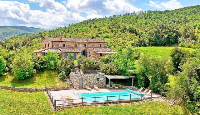 Villa Verbena: A characteristic and welcoming two-story villa surrounded by meadows and by green hills, with Free WI-FI.