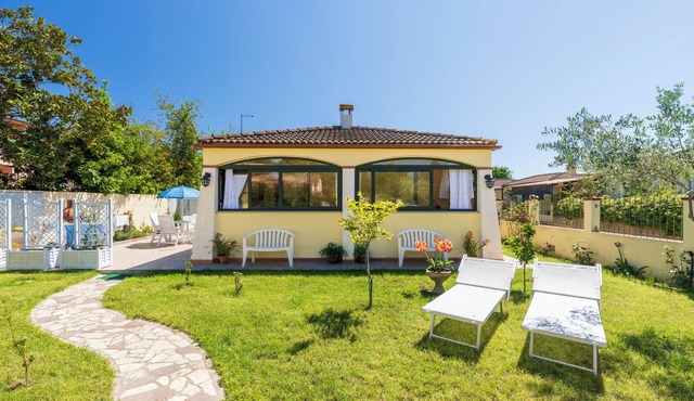 Villa with garden 200 meters from the sea