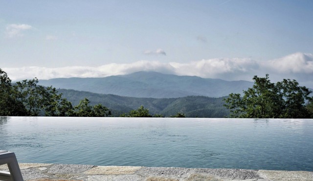 Villa with infinity pool in Piedmont mountains