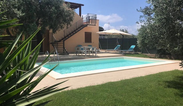 Villa with pool surrounded by olive groves. With sea view.Casa in campagna.