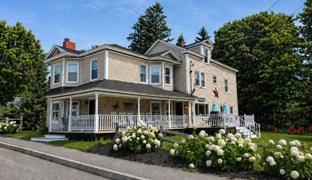 Village Walk | Convenient & Charming, Hot tub