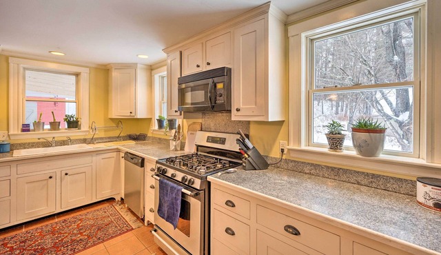 Vintage Farmhouse: Near Sunday River Ski Slopes!