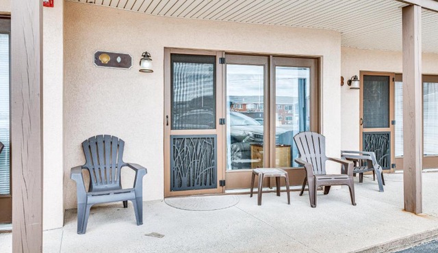 Walk to Old Orchard Pier: Cozy Beachfront Condo!