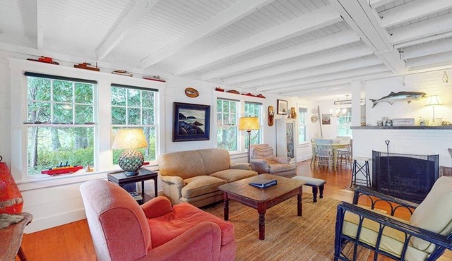 Waterfront dog-friendly cottage with amazing views, deck, grill, & washer/dryer